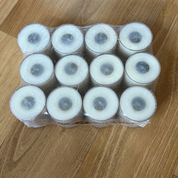 New in package 24 Unscented Tea Light candles - Picture 3 of 3